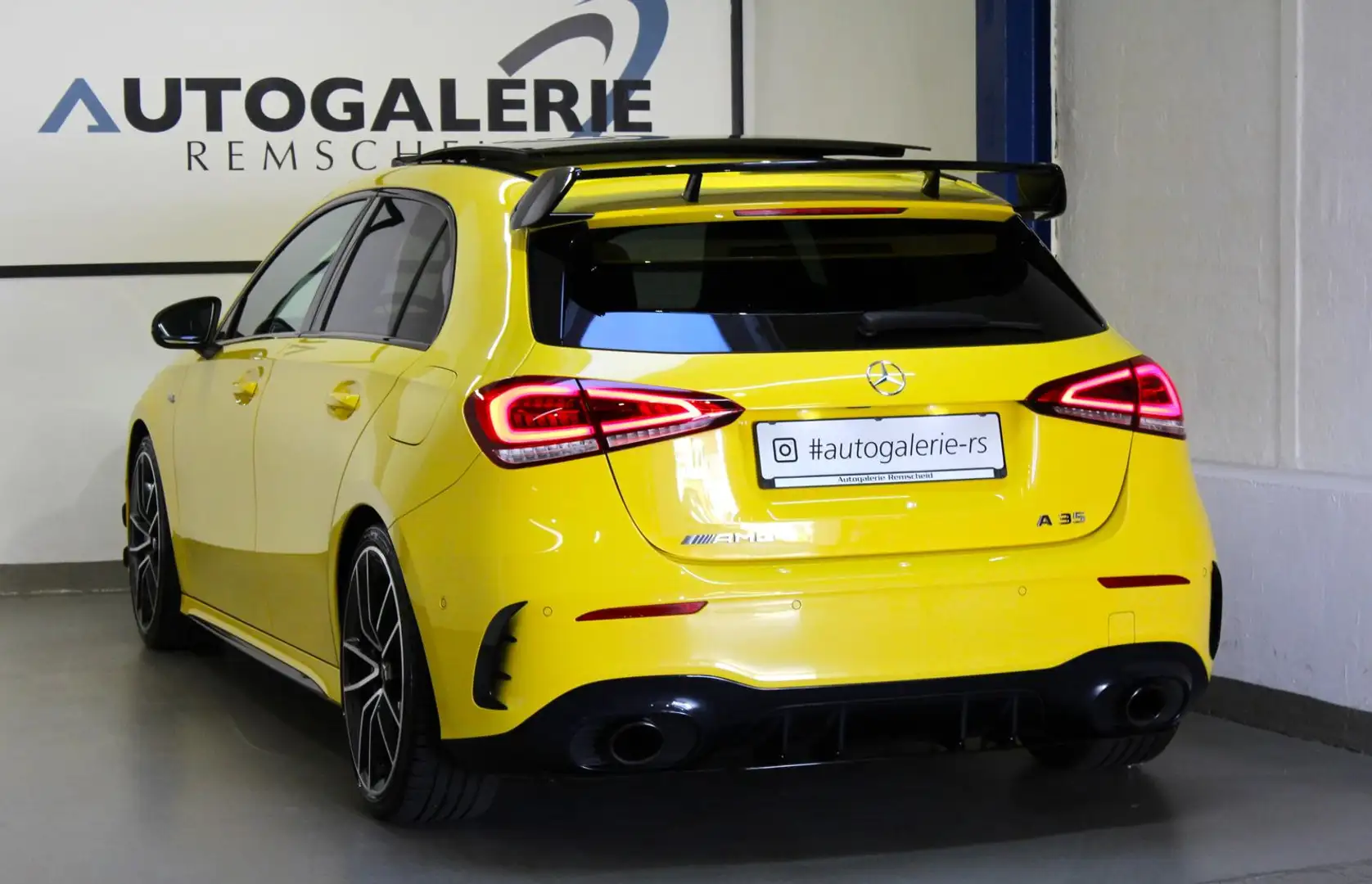 Mercedes-Benz A 35 AMG 4M*AERO*PERF.LENKRAD*PANO*BURMEST*360°* Gelb - 1