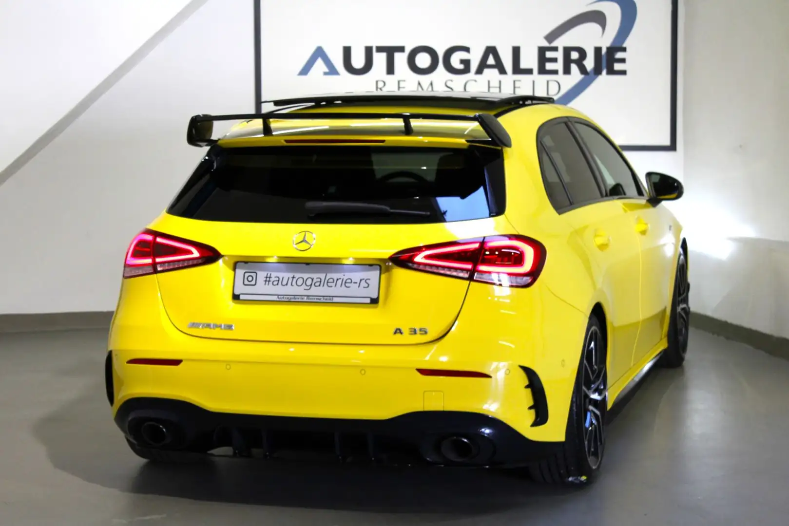 Mercedes-Benz A 35 AMG 4M*AERO*PERF.LENKRAD*PANO*BURMEST*360°* Gelb - 2