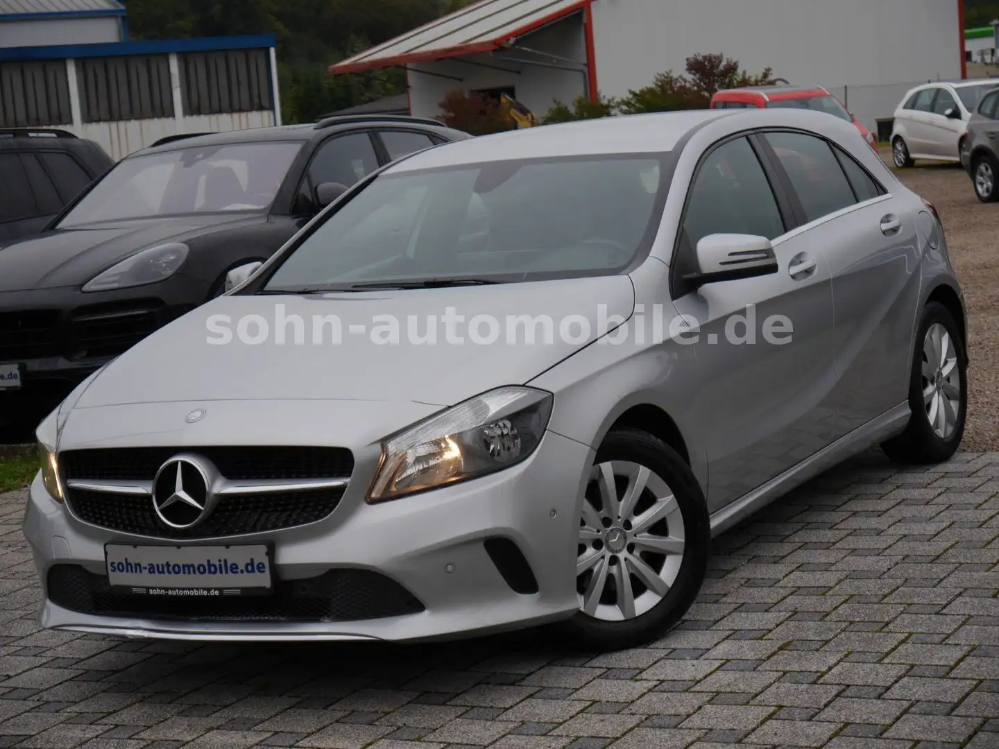 Mercedes-Benz A 180 BlueEfficiency AUTOMATIK/Leder/Navi/Kamera Silber - 1
