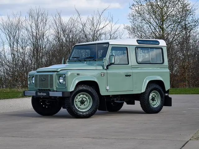 Land Rover Defender 90 view 3