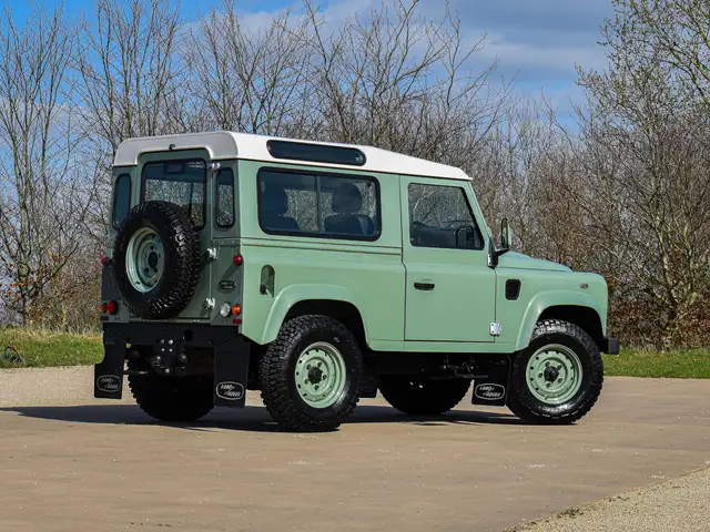Land Rover Defender 90 view 10