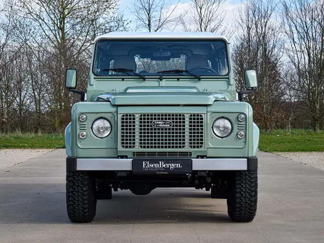 Land Rover Defender 90 view 14
