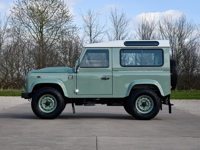 Land Rover Defender 90 view 5