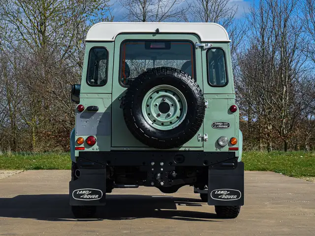 Land Rover Defender 90 view 7