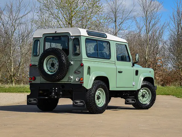 Land Rover Defender 90 view 9