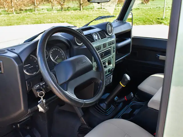 Land Rover Defender 90 view 15
