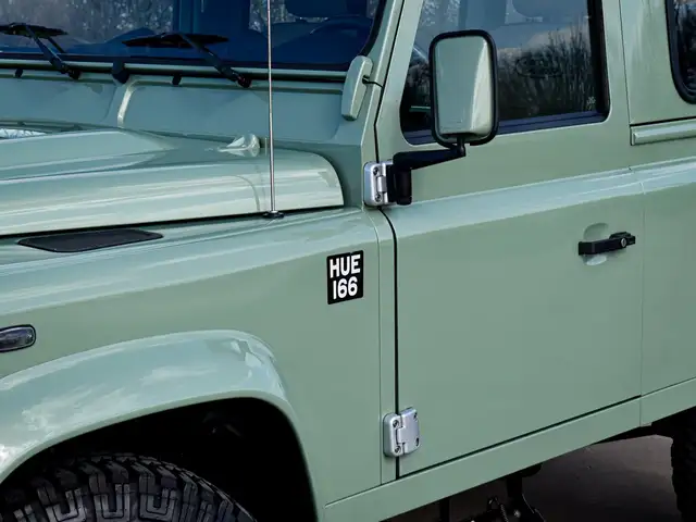 Land Rover Defender 90 view 4