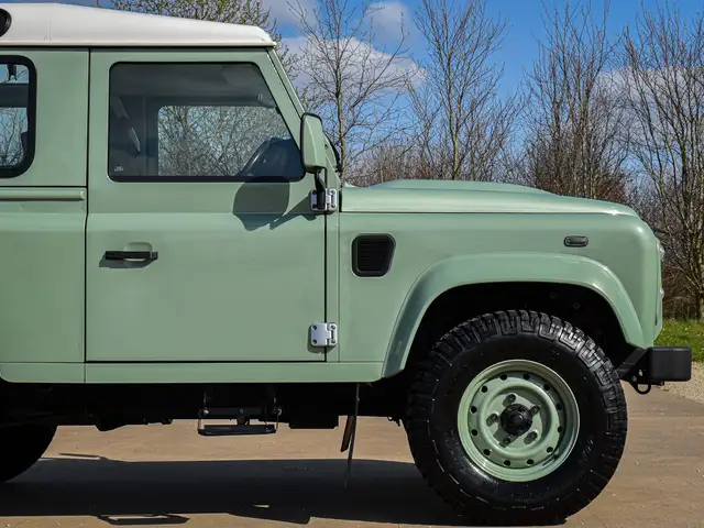 Land Rover Defender 90 view 13