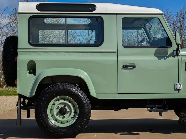 Land Rover Defender 90 view 12