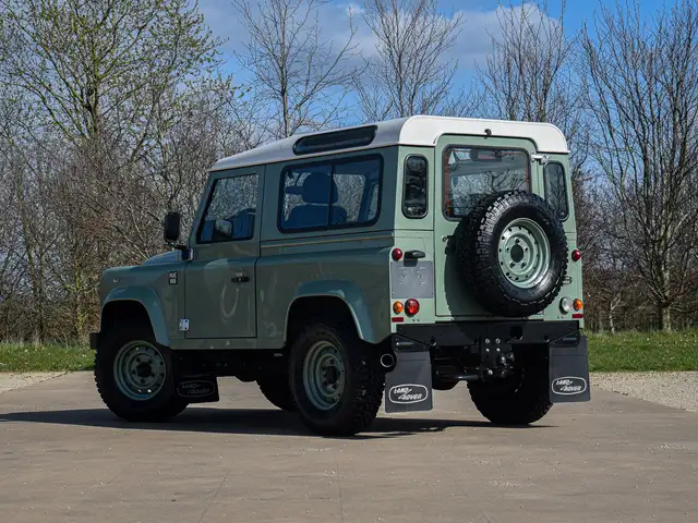 Land Rover Defender 90 view 6