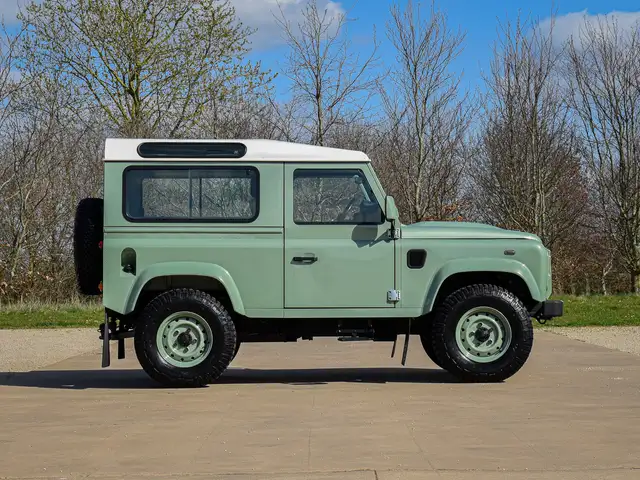 Land Rover Defender 90 view 11