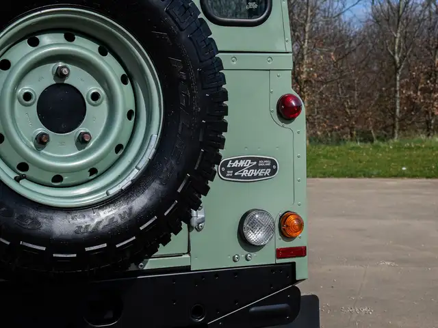 Land Rover Defender 90 view 8