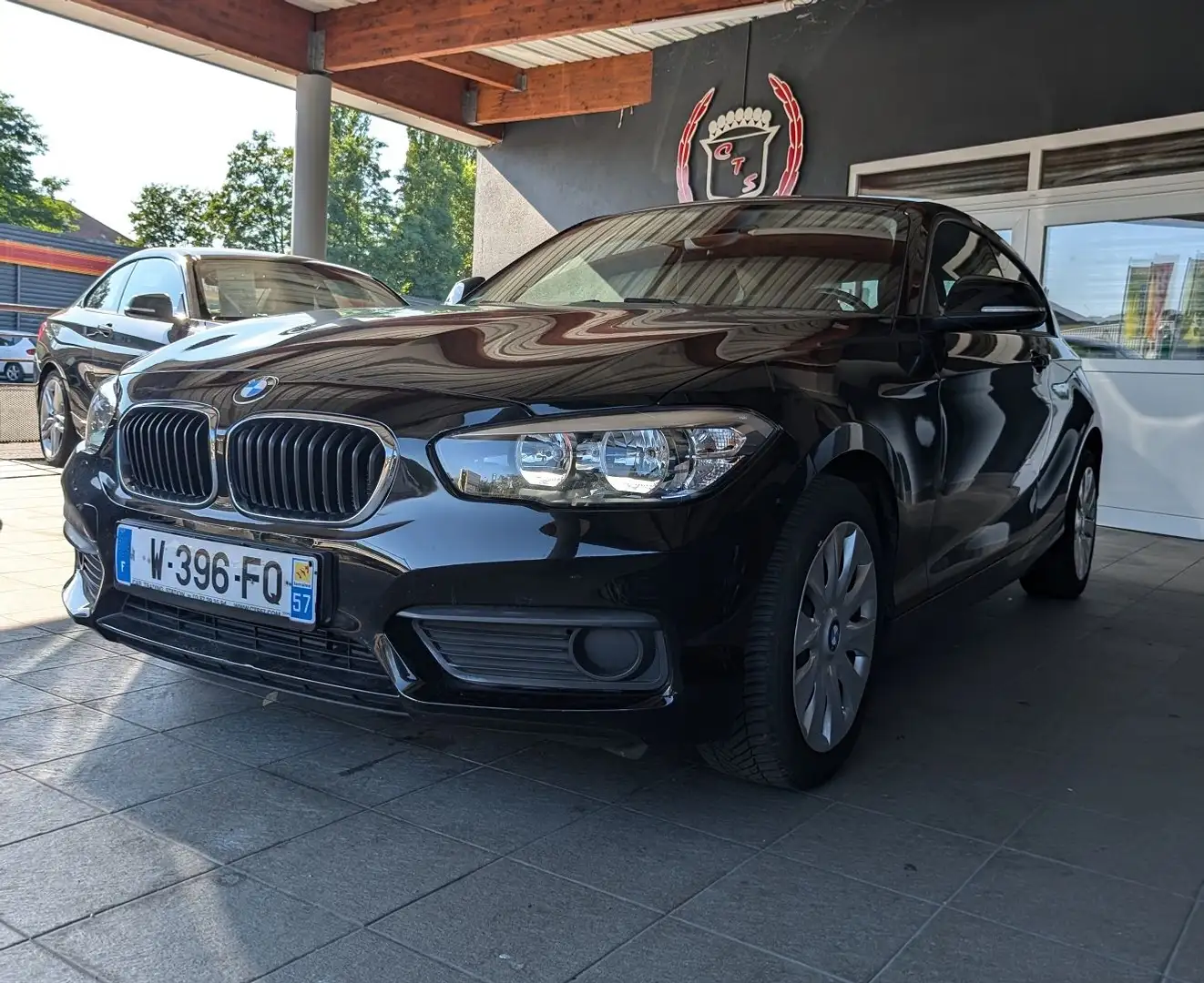 BMW 118 (F21/F20) 118I 136CH URBANCHIC 3P / BOITE AUTO / FAIBLE KM Schwarz - 1