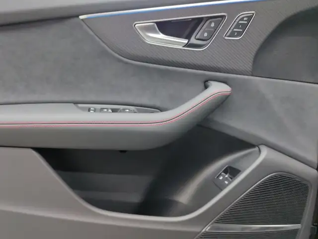 Audi Q8 view 8