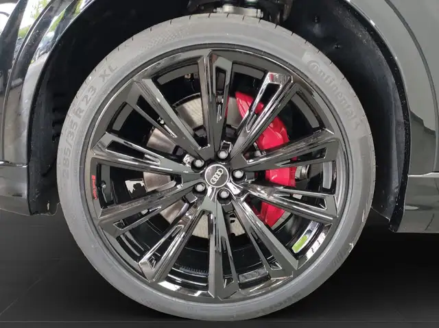 Audi Q8 view 7