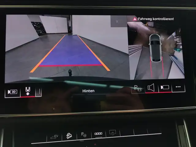 Audi Q8 view 15