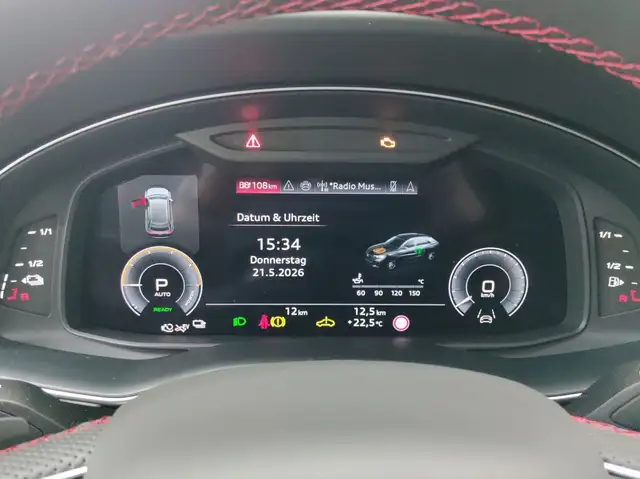 Audi Q8 view 10