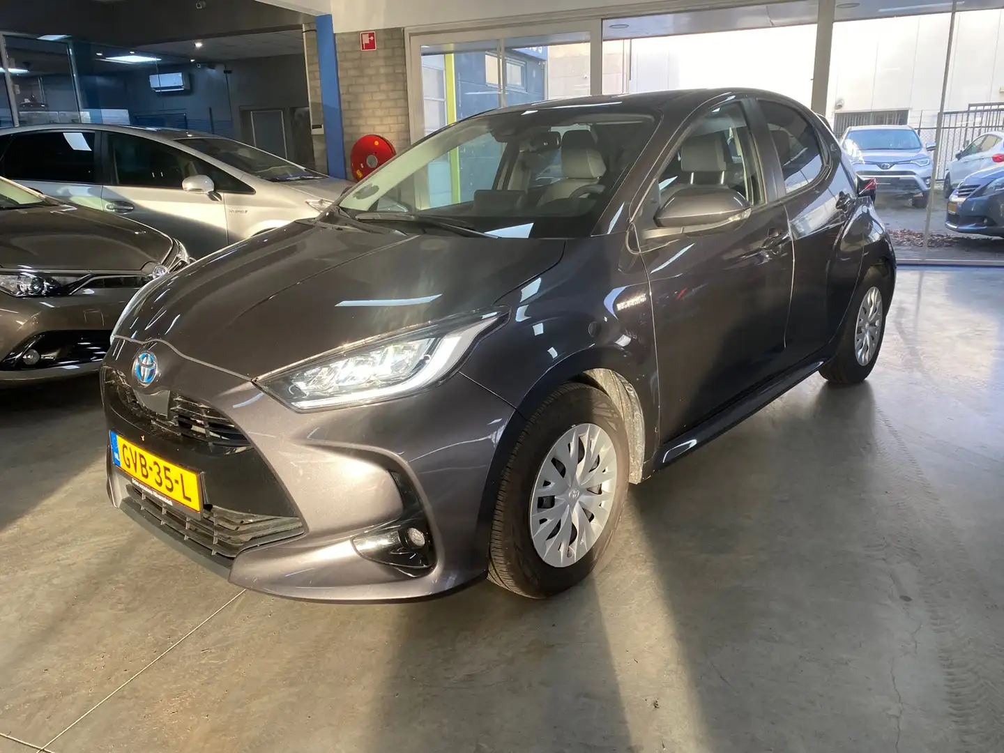 Toyota Yaris 1.5 Hybrid Dynamic Grijs - 1