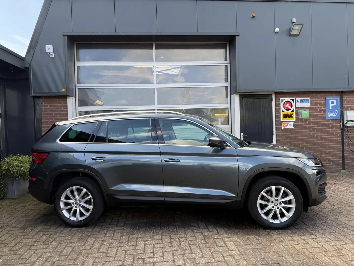 Skoda Kodiaq 1.5 TSI Business Edition Plus 7P *ALL-IN PRIJS* Grijs - 2