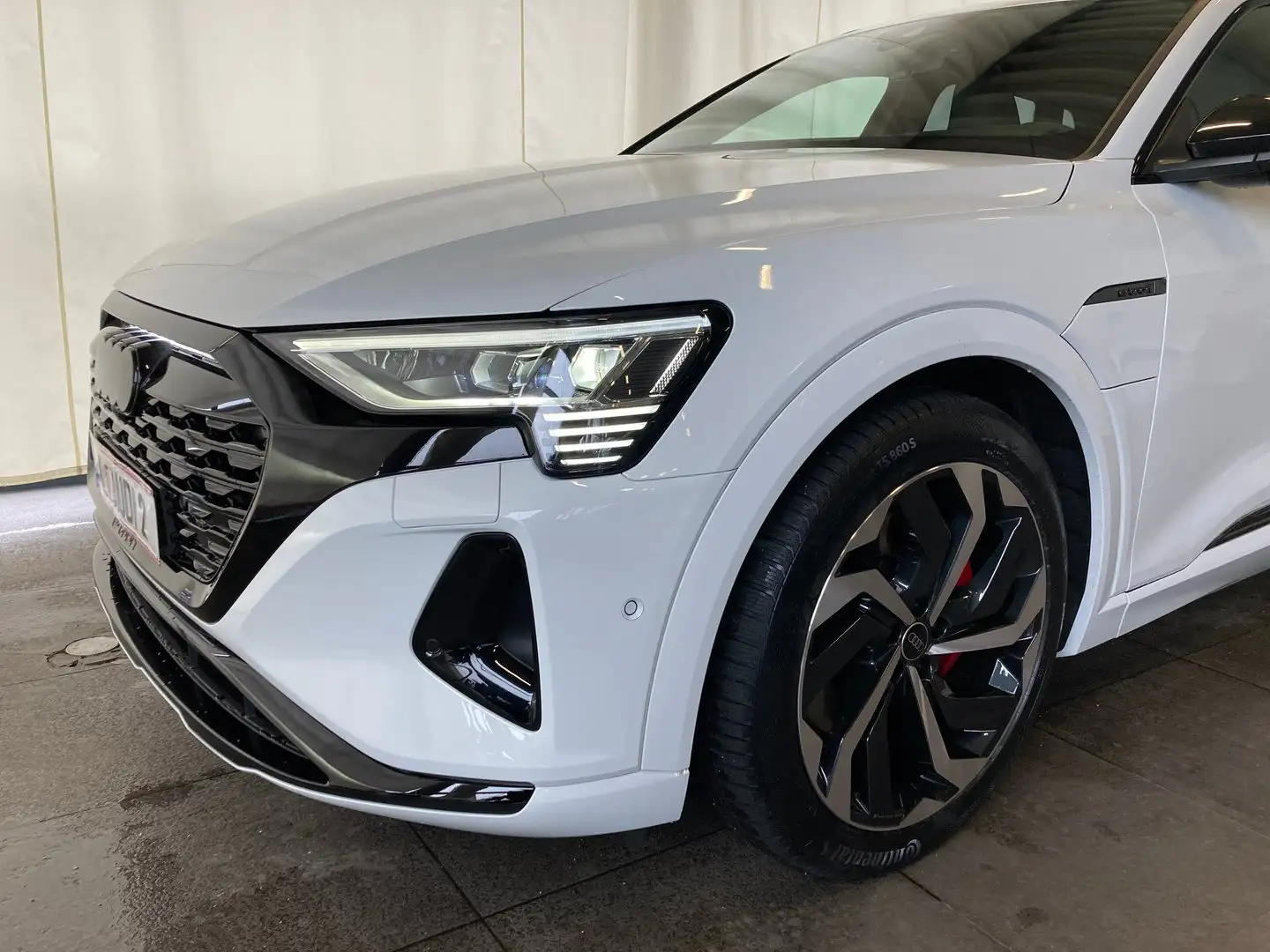 Audi Q8 55 e-tron quattro business Weiß - 2