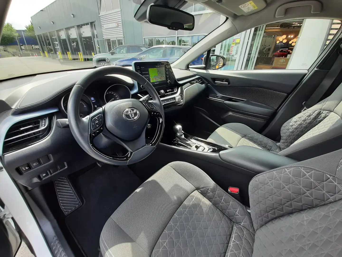 Toyota C-HR 2.0 Hybrid Dynamic 184PK NAVI KEYLESS APPLE/ANDROI Wit - 2