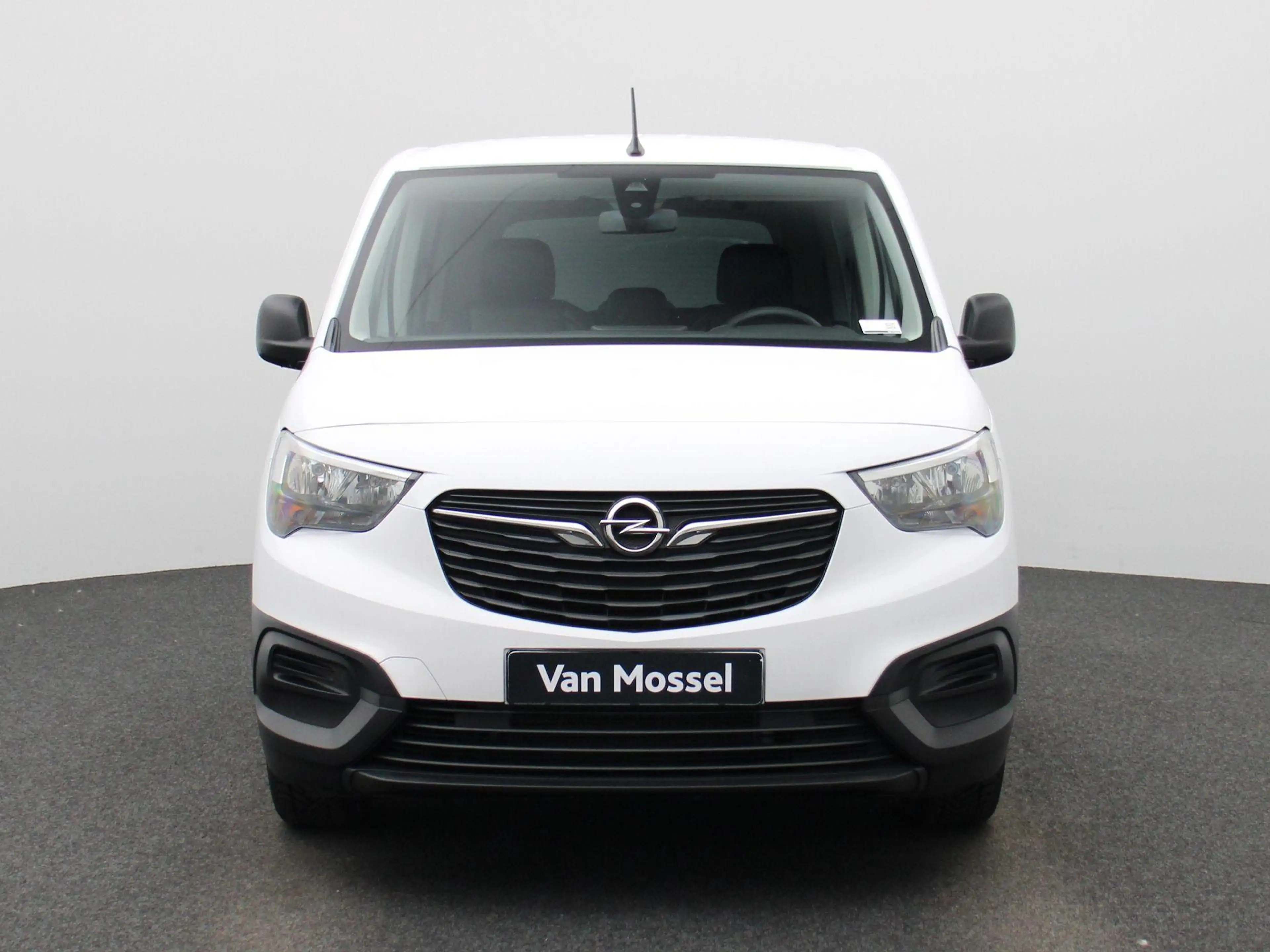 Opel Combo Life 1.5 Turbo D 100 MT6 Edition — photo 3