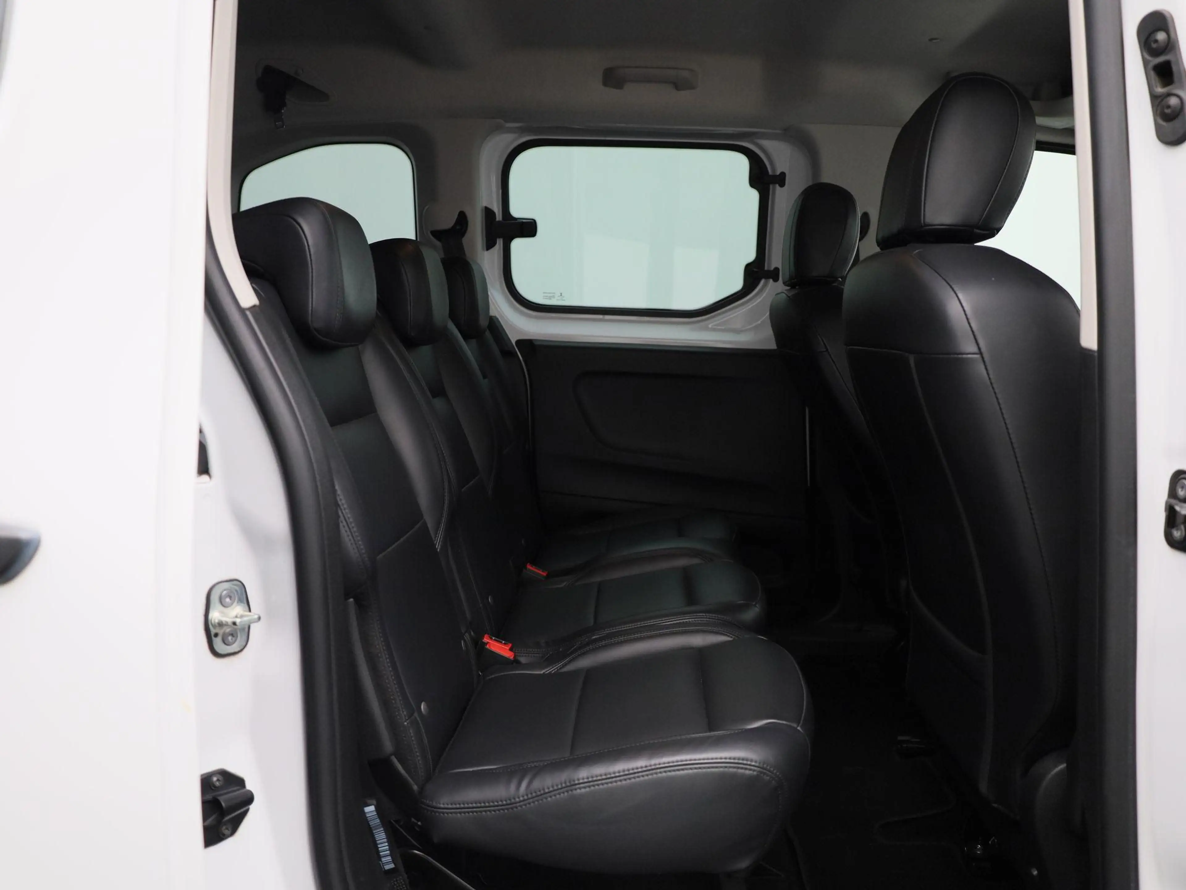 Opel Combo Life 1.5 Turbo D 100 MT6 Edition — photo 11