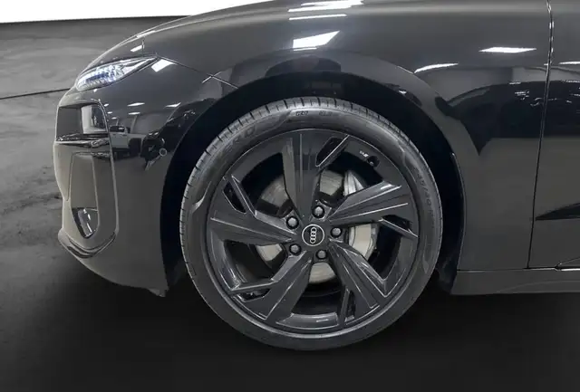 Audi E-Tron view 8