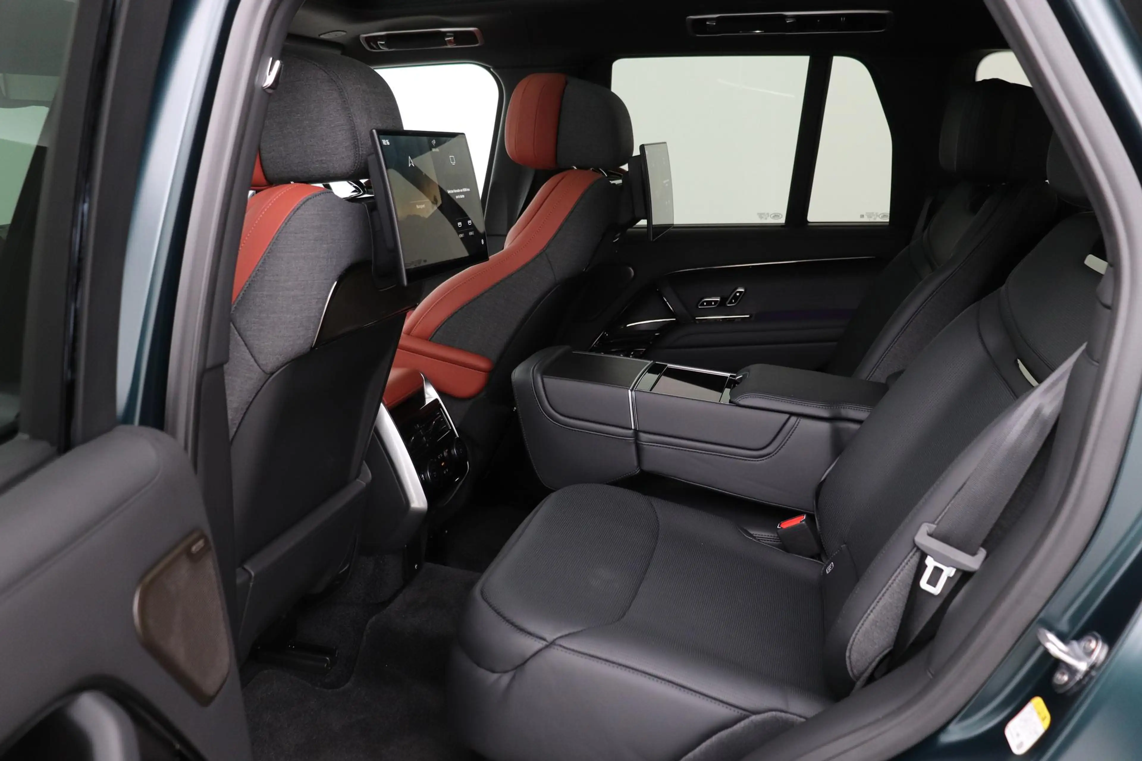 Land Rover Range Rover SV 3.0 P550e SV | British Racing Green Satin | Rea — photo 12