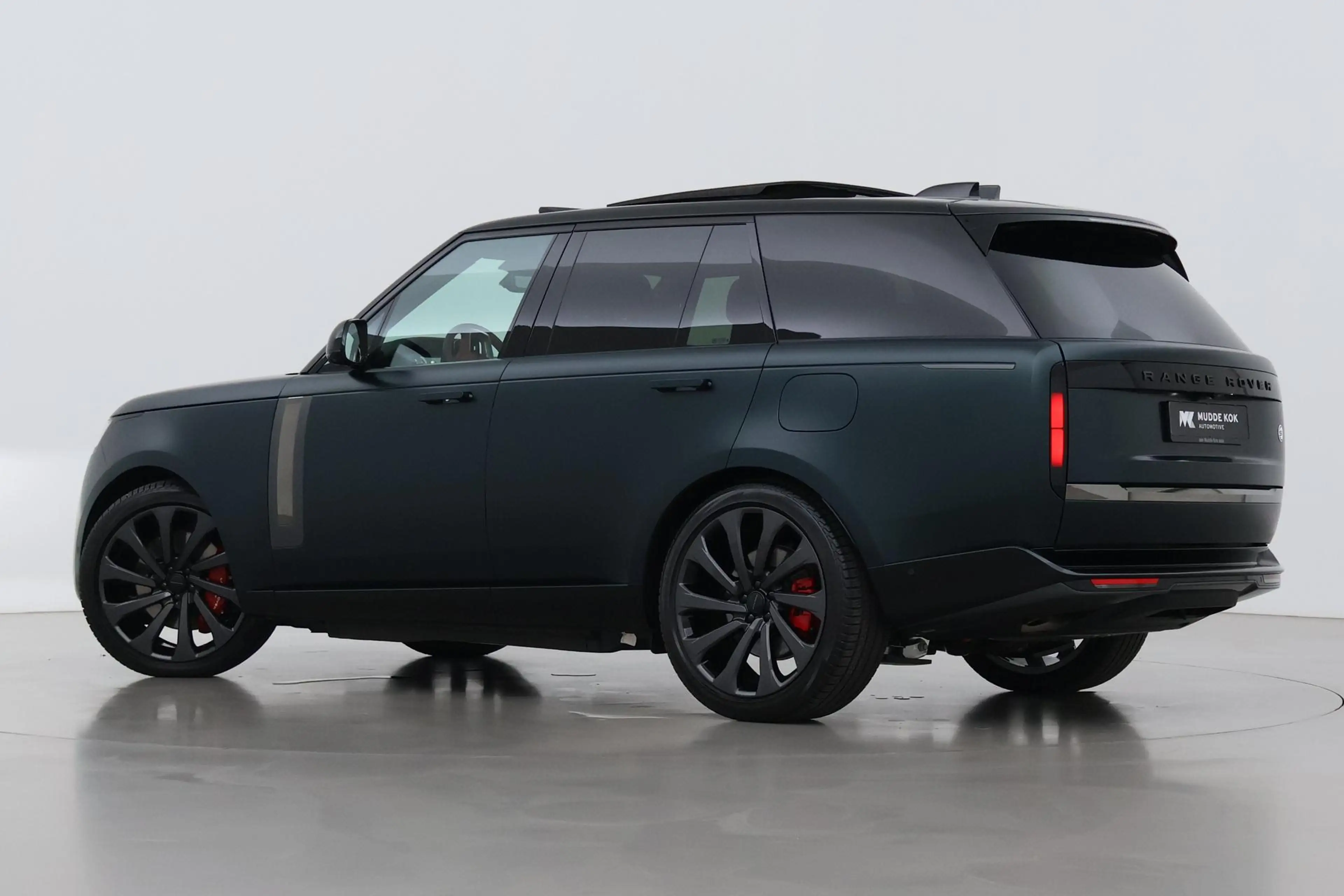 Land Rover Range Rover SV 3.0 P550e SV | British Racing Green Satin | Rea — photo 2