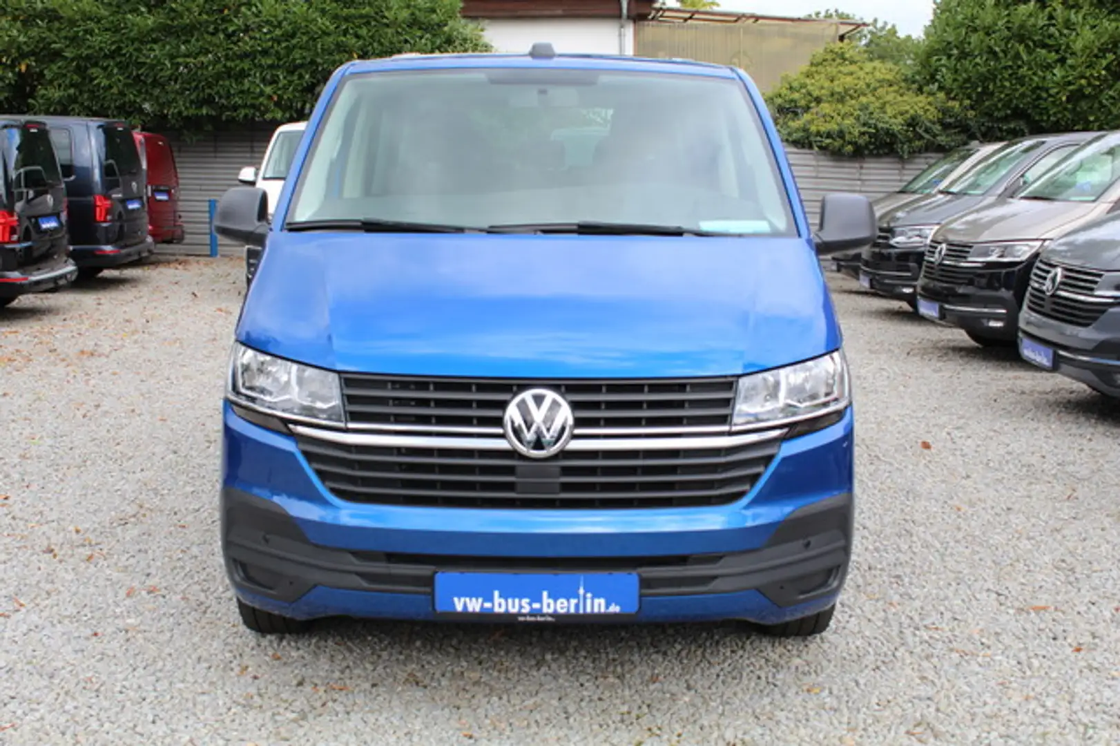 Volkswagen T6.1 Multivan 150PS DSG Navi AHK GRA Kamera Blau - 2