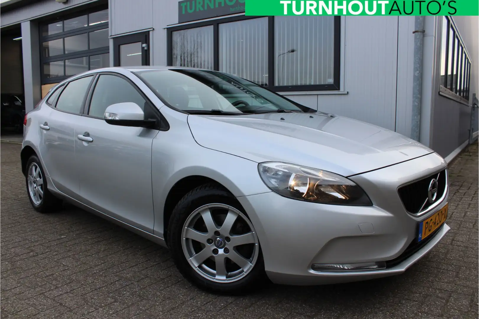 Volvo V40 2.0 D2 Momentum Navigatie | City Safety Šedá - 1