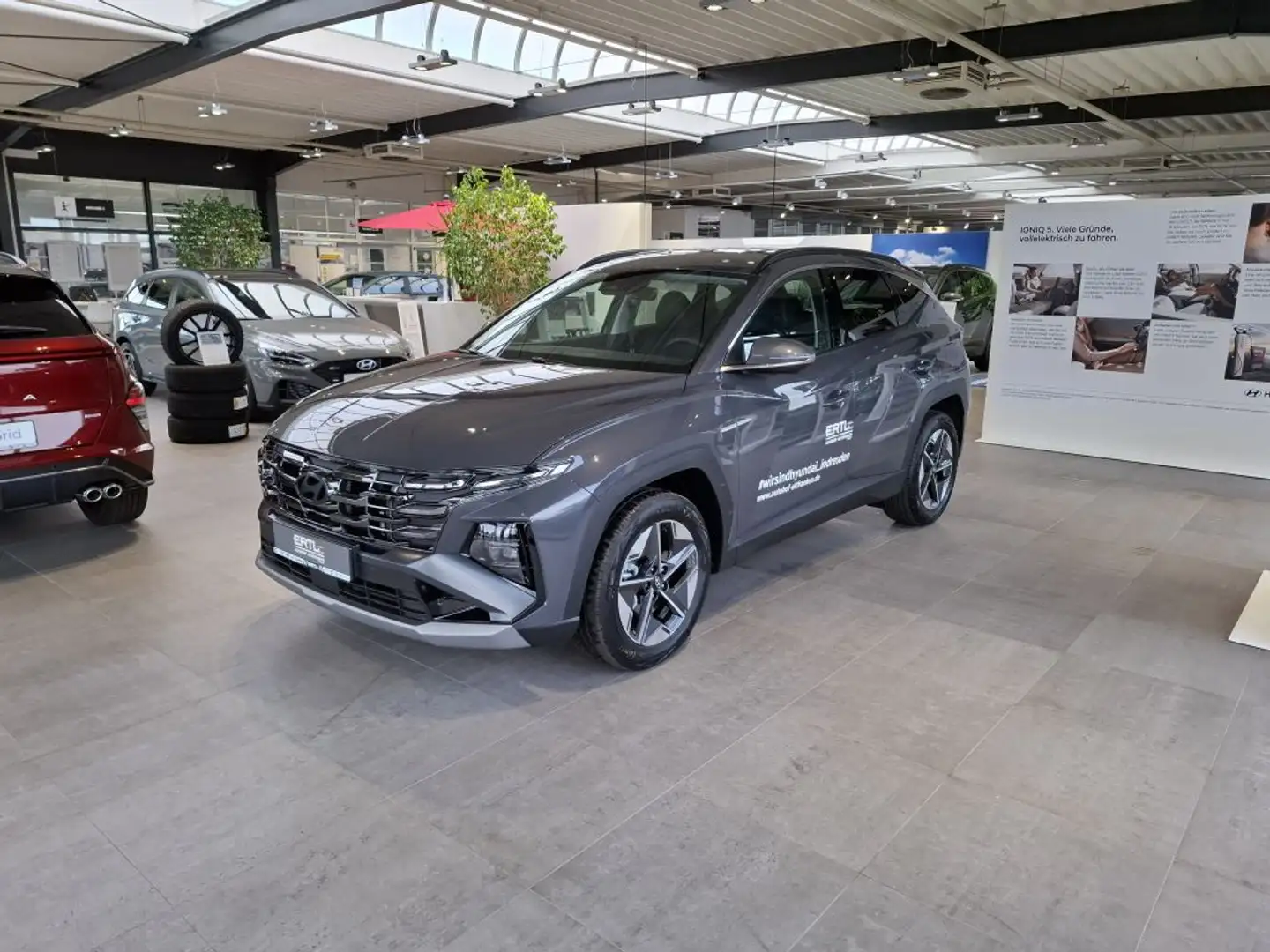 Hyundai TUCSON 1.6 CRDi 48V-Hybrid 4WD DCT Trend Grau - 2
