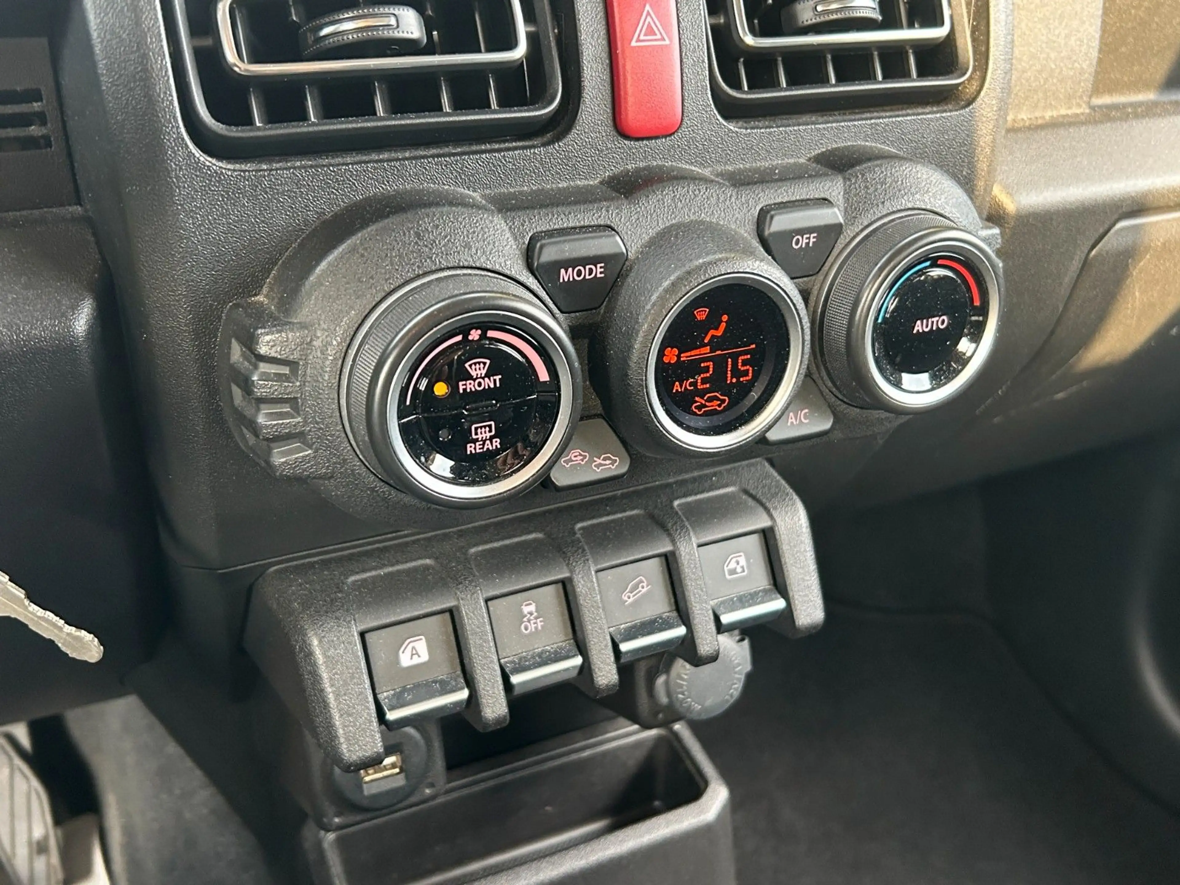 Suzuki Jimny Comfort+ AllGrip 1.5 Navi Höherlegung AHK — photo 27