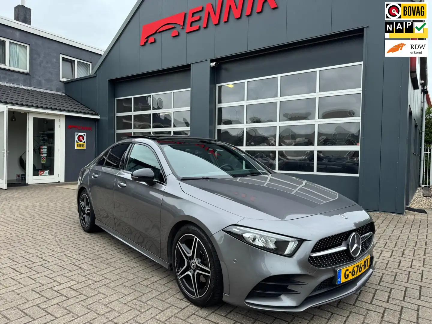 Mercedes-Benz A 200 Business Solution AMG / Pano / Wide Screen / ACC / Grijs - 1