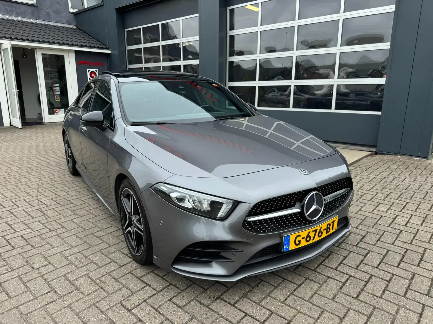 Mercedes-Benz A 200 Business Solution AMG / Pano / Wide Screen / ACC / Grijs - 2