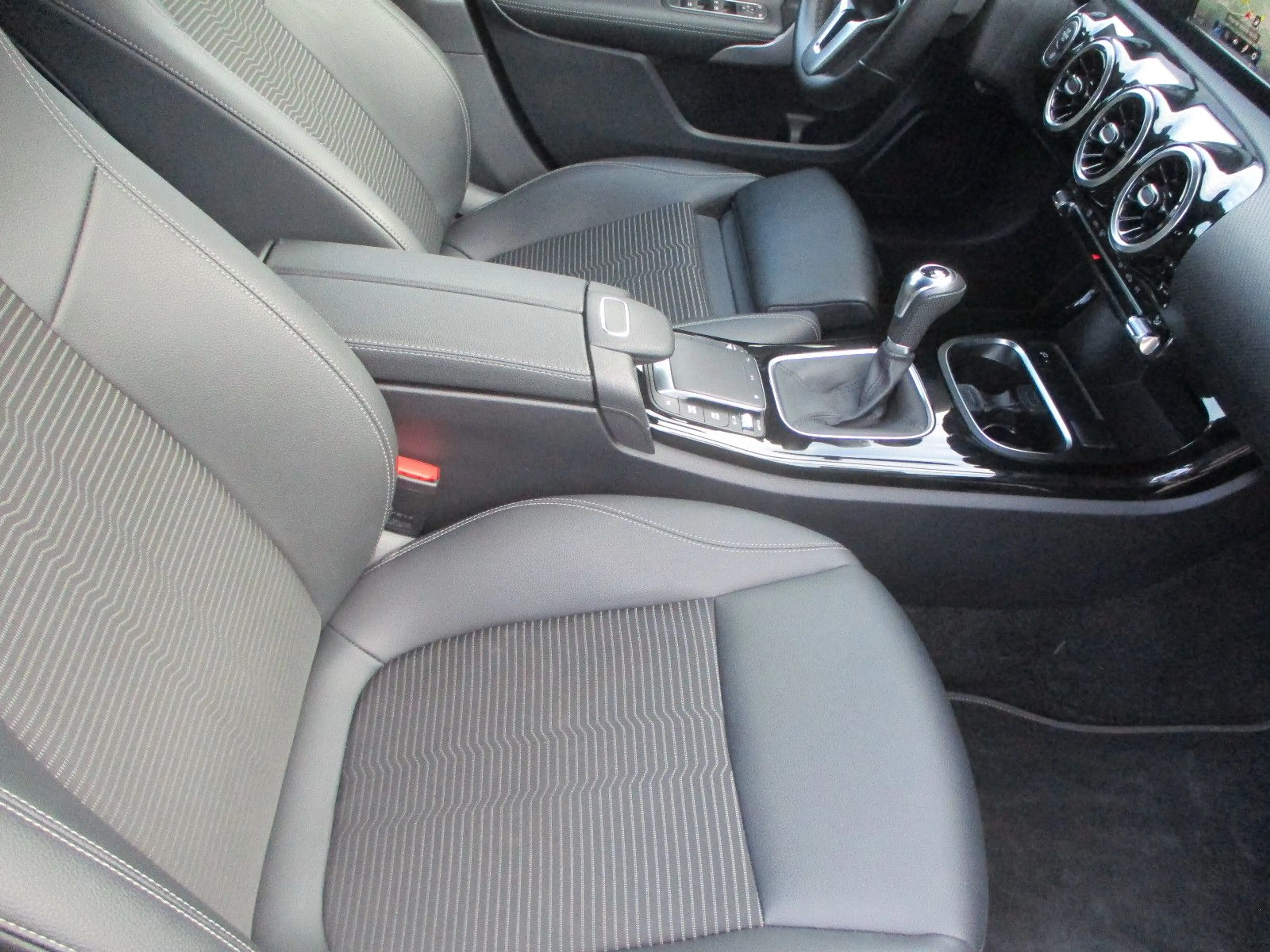 Mercedes-Benz A 180 d NAVI LEDER KAMERA TEMP SPURH SITZH PDC — photo 12