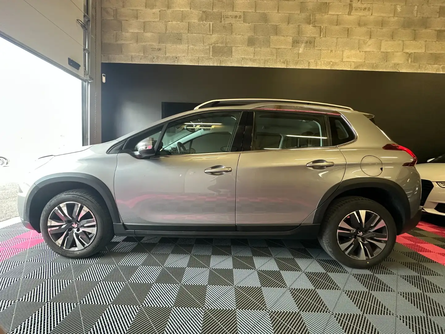 Peugeot 2008 Allure Grijs - 2