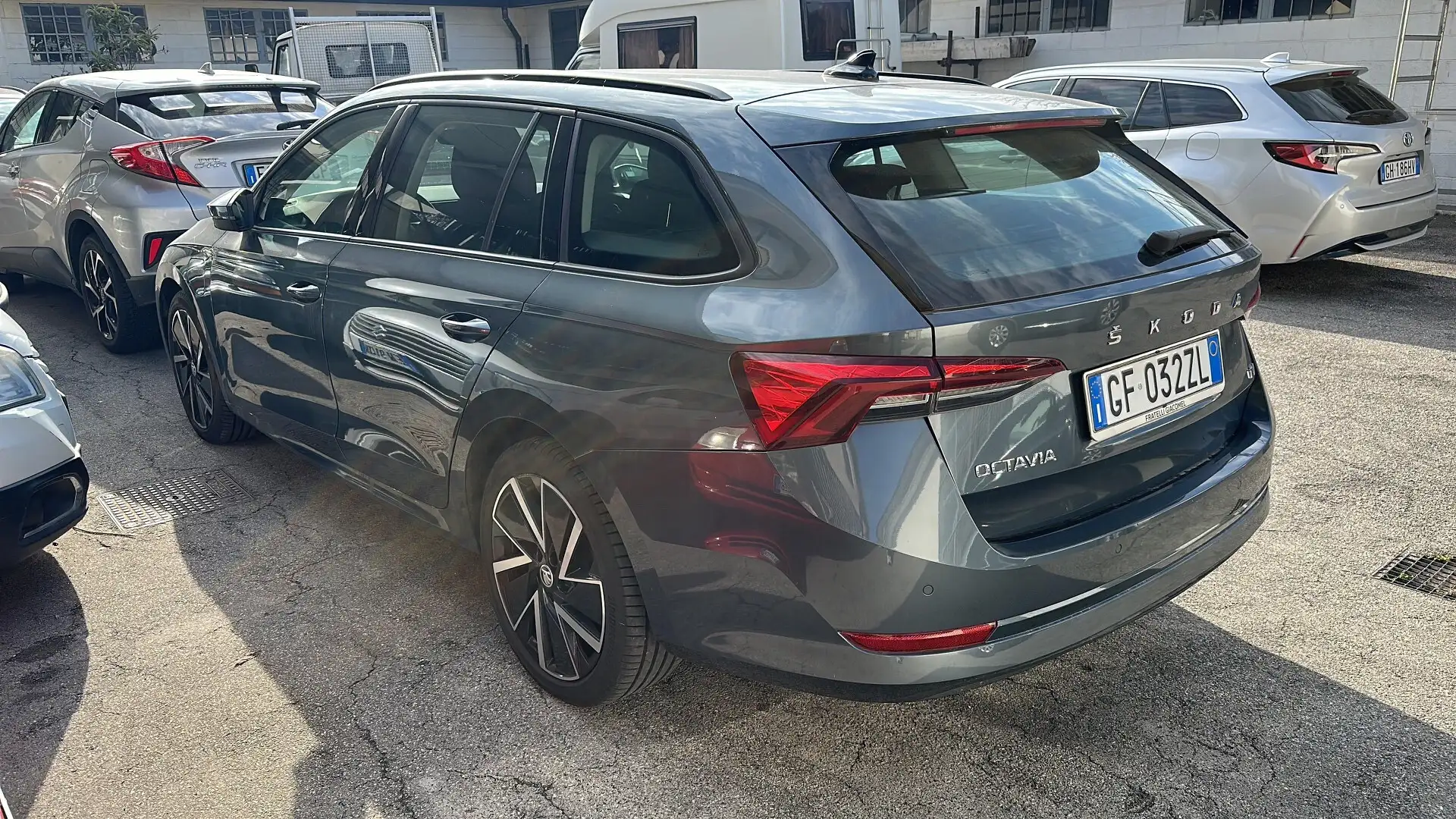 Skoda Octavia Octavia iV 1.4 TSI Plug-In Hybrid DSG Wagon Execut Gris - 2