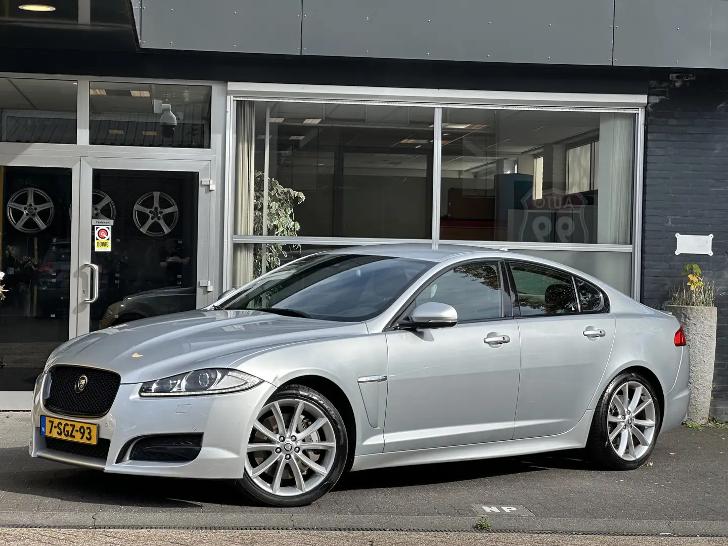 Jaguar XF 3.0 V6 AWD Premium Business Edition  "one of a kin Grijs - 1