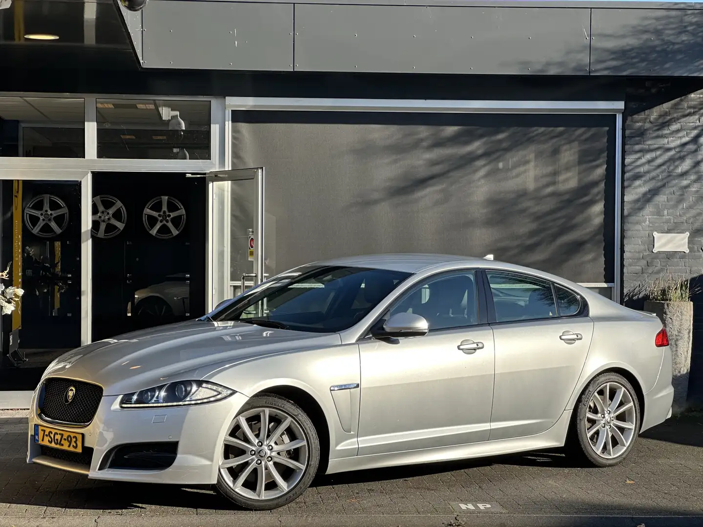 Jaguar XF 3.0 V6 AWD Premium Business Edition  "one of a kin Grau - 1