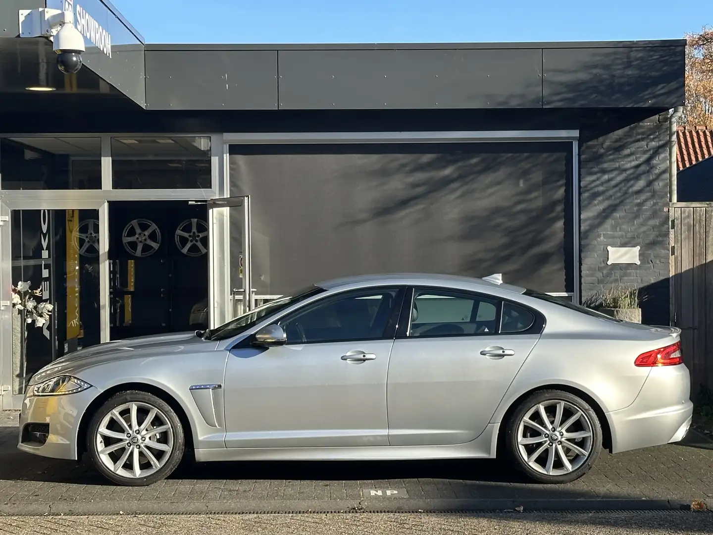 Jaguar XF 3.0 V6 AWD Premium Business Edition  "one of a kin Grau - 2