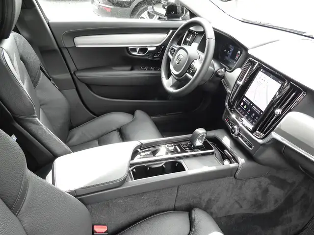 Volvo V90 Cross Country view 8