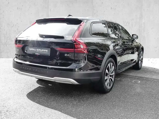 Volvo V90 Cross Country view 3