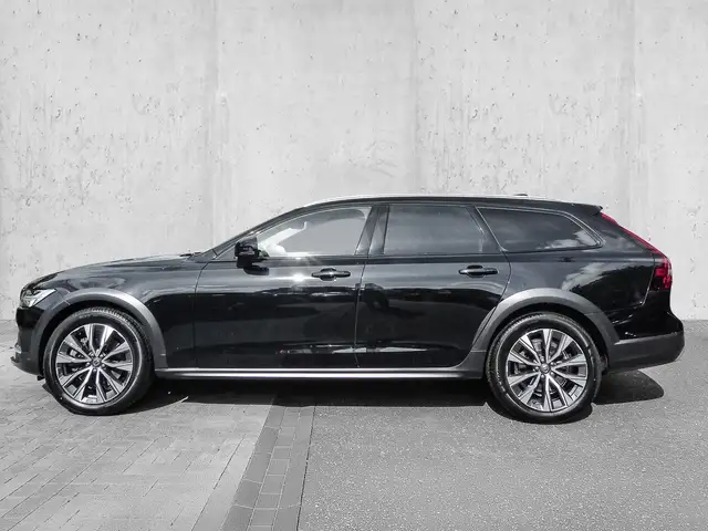Volvo V90 Cross Country view 4