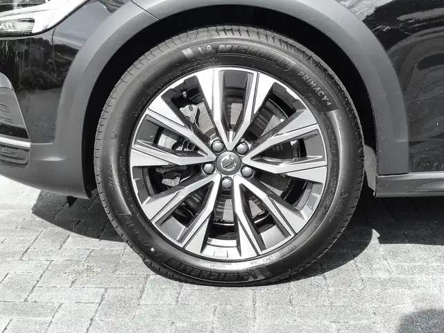 Volvo V90 Cross Country view 7