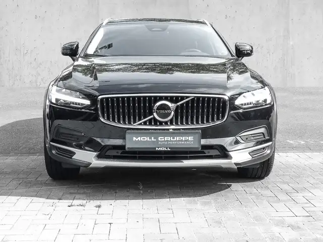 Volvo V90 Cross Country view 5