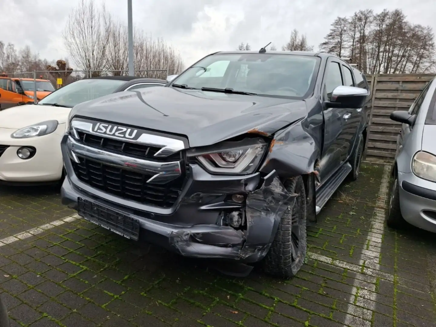 Isuzu D-Max 1.9 Diesel Double Cab LSE 163 PS Automatik Unfalls Grau - 1