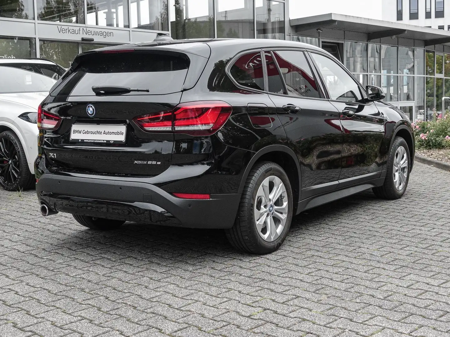BMW X1 xDrive25e Advantage Aut. AHK NAVI LED PDC V+H DAB Schwarz - 2