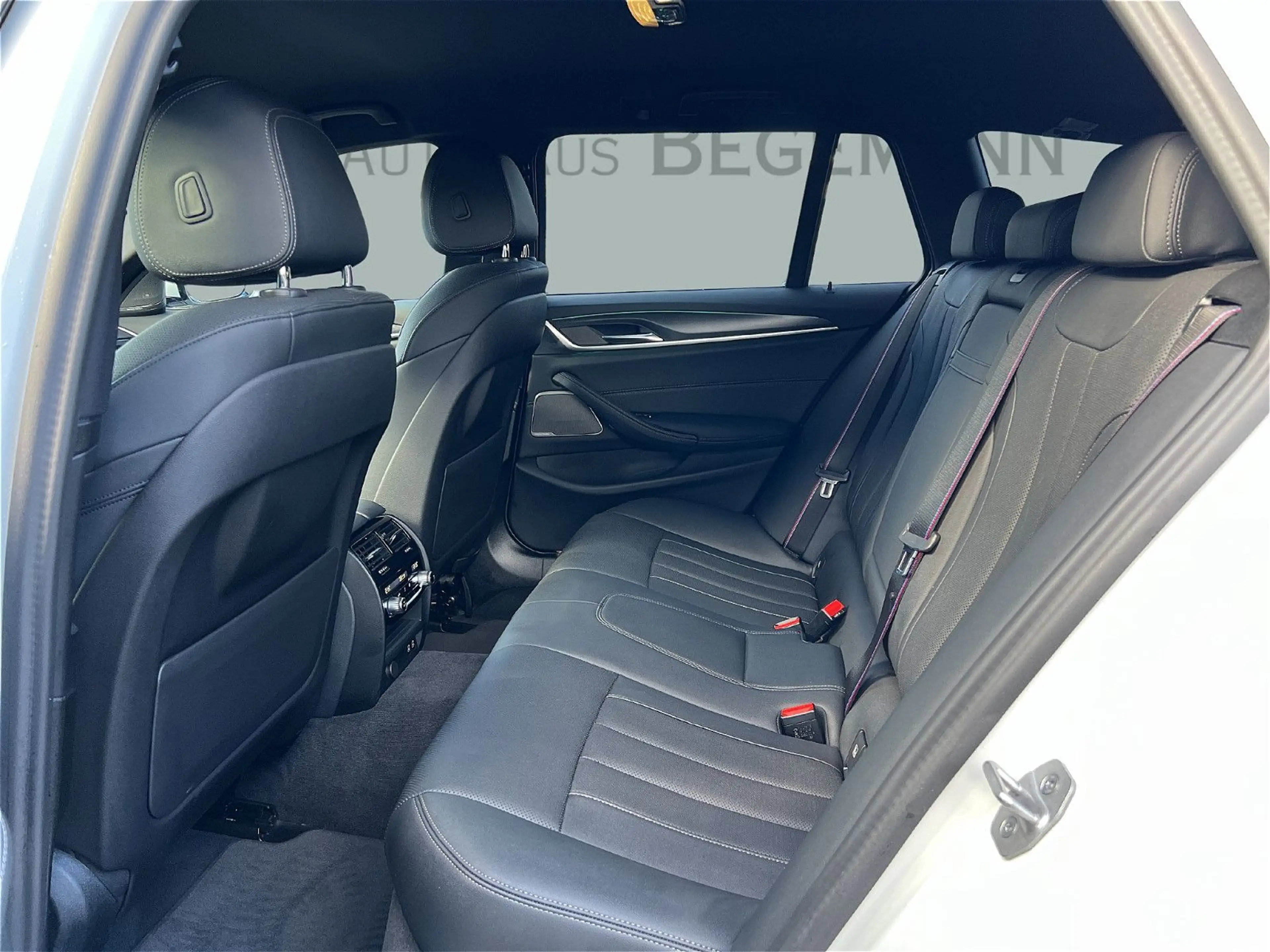 BMW 540 dA Touring xDrive M Sport Pro DA+ HK — photo 10